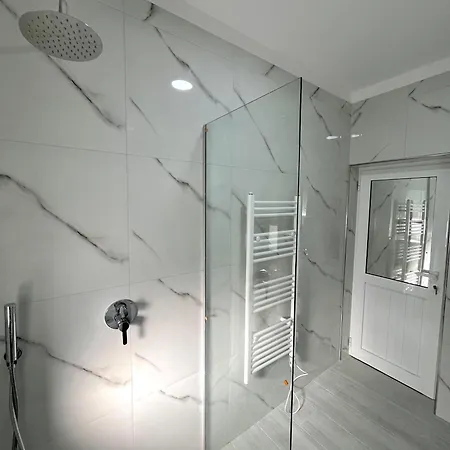 Апартаменты Charm Hideaway